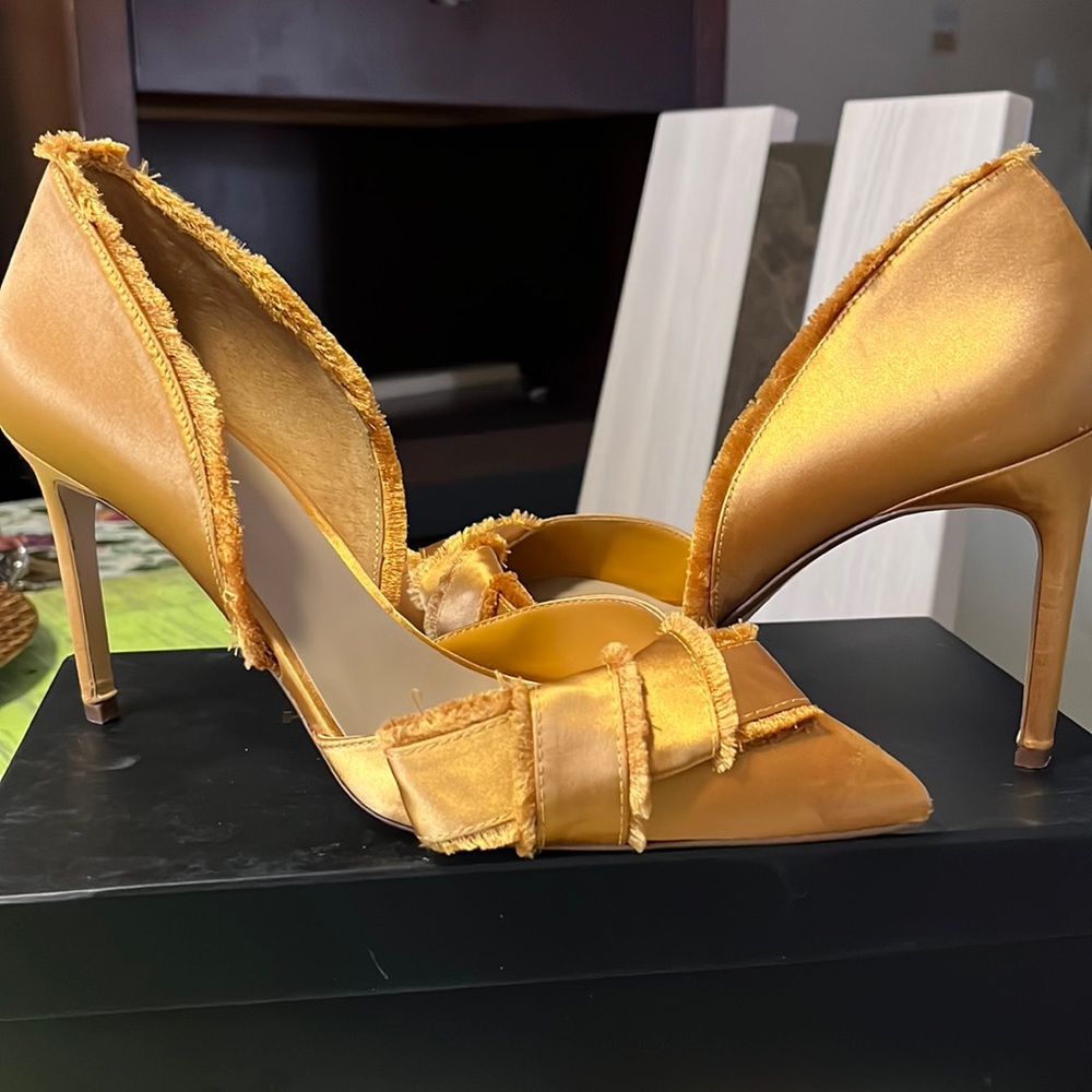 Gold shoe worn 3 times and still in great condition size 81/2 satin cloth